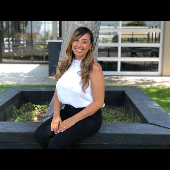 Meet your Posher, Candice - Picture 2 of 3